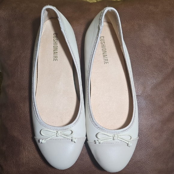 Cushionaire Women's Cream Flats - Picture 1 of 4